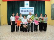 Đại diện nhóm đồng môn nữ VĐ tặng hoa và chụp ảnh kỉ niệm với Võ sư Nguyễn Ngọc Nội và các chị em nữ lớp A10 và B3 trong Lễ bế giảng (08.05.2011)